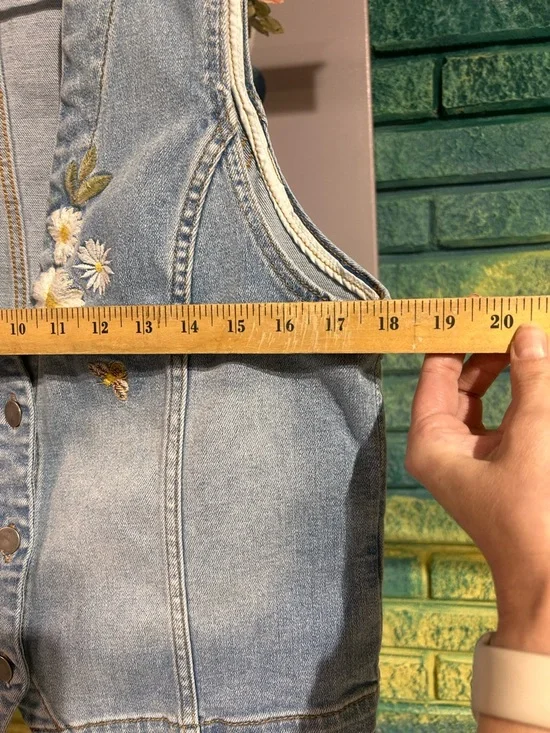 Embroidered Daisy Light Wash Denim Vest - Picture 6 of 8